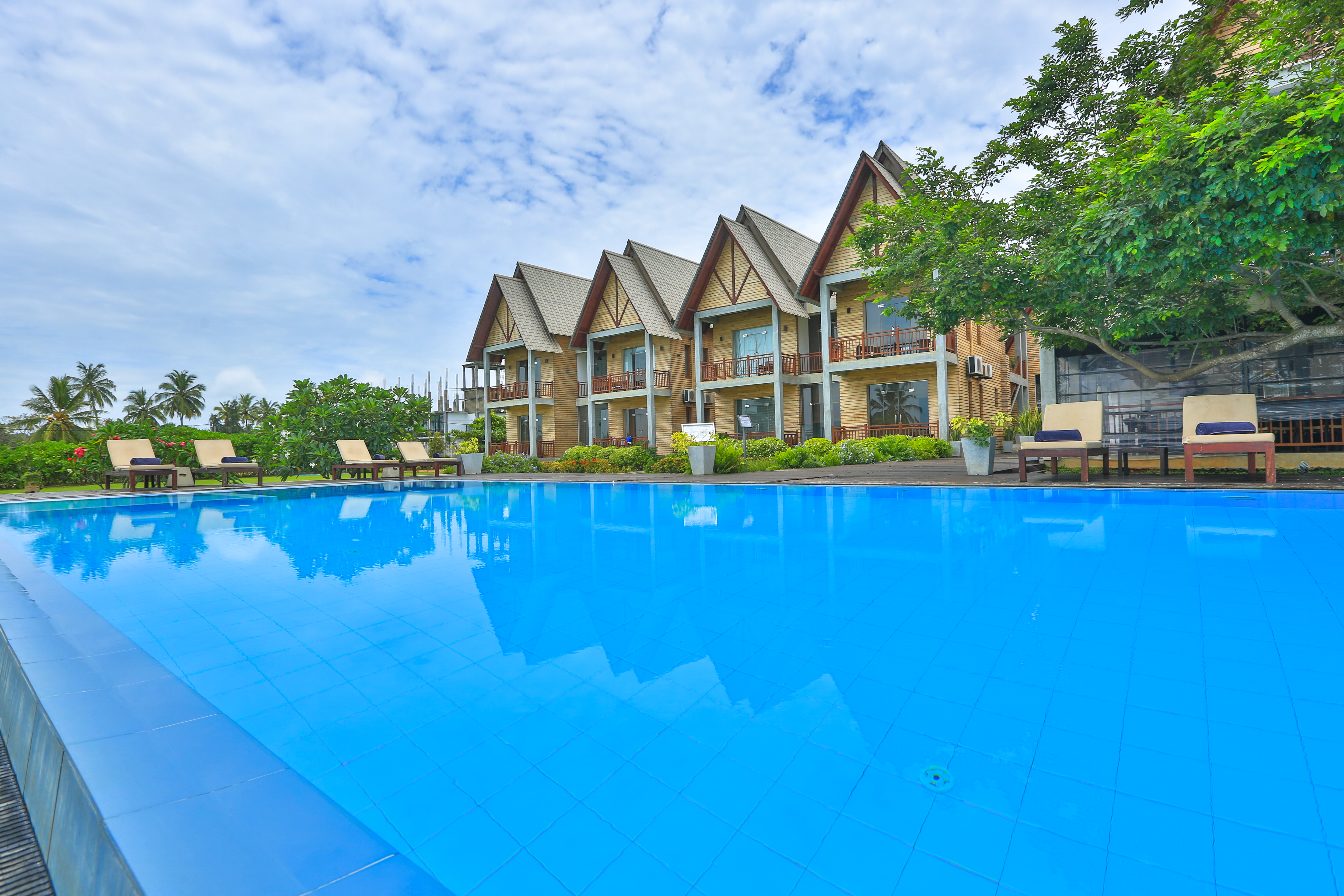 Laya Waves Pool